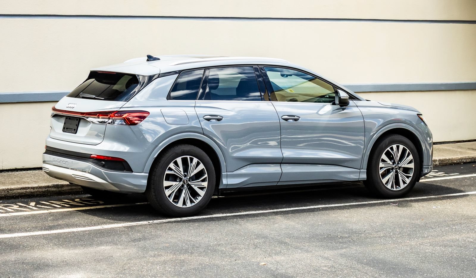 Used 2023 Audi Q4 e-tron Premium w/ Convenience Package RWD image 8