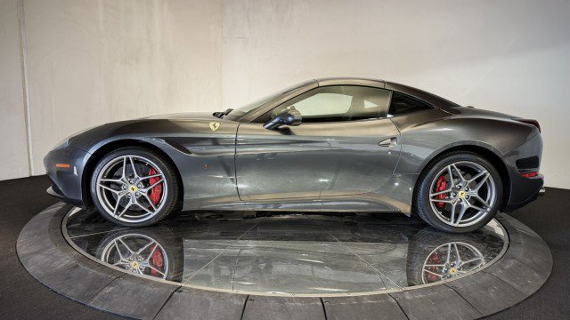 Used 2017 Ferrari California T RWD image 28