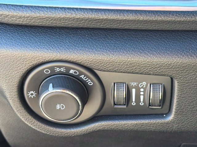 Used 2025 Chrysler Pacifica Limited FWD image 28