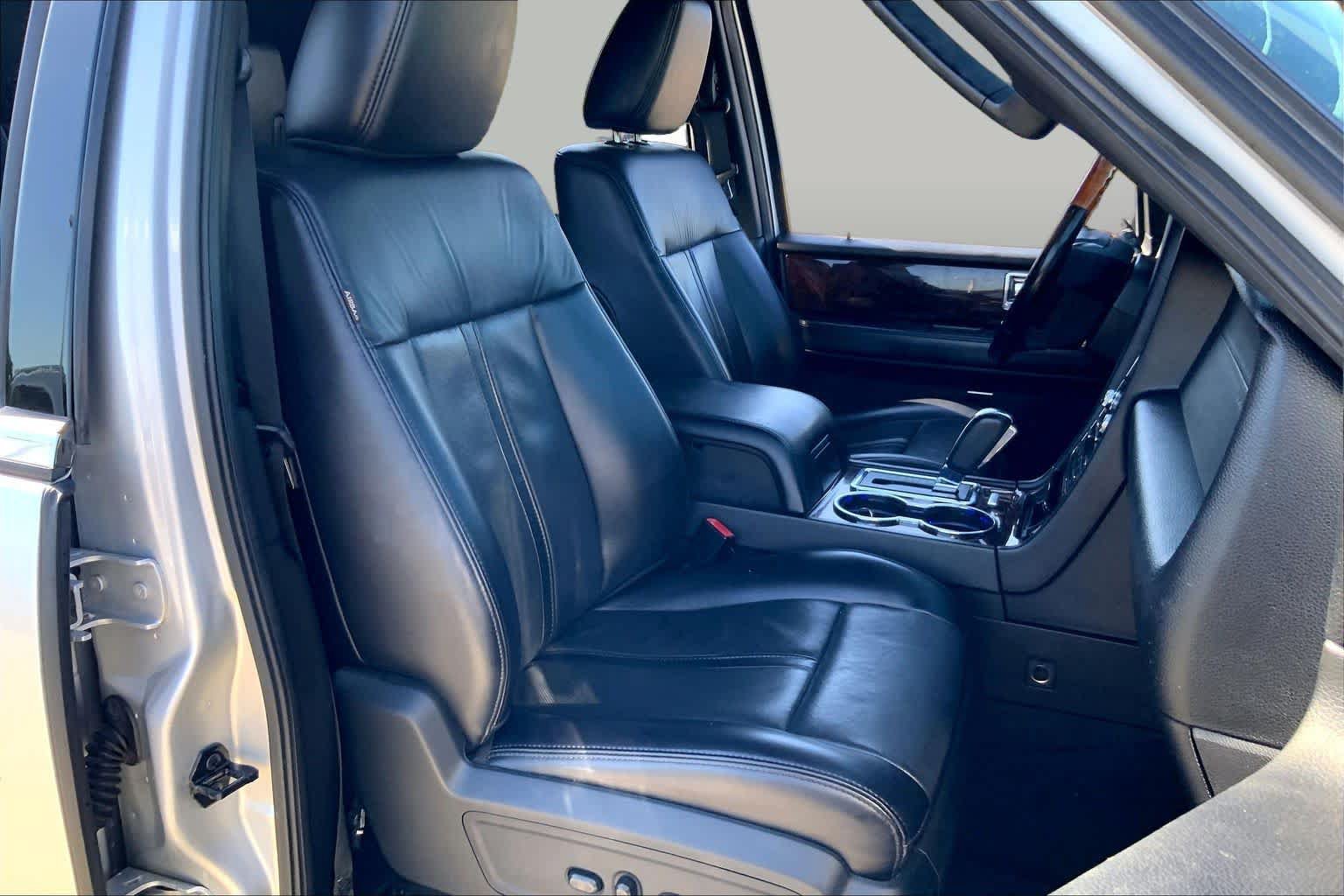Used 2017 Lincoln Navigator Select RWD image 9
