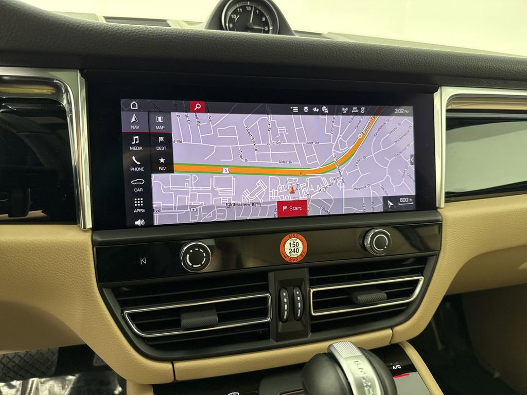 Certified 2025 Porsche Macan image 27