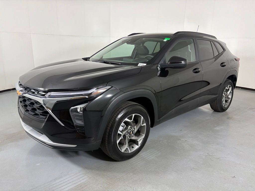 Used 2025 Chevrolet Trax LT FWD image 4