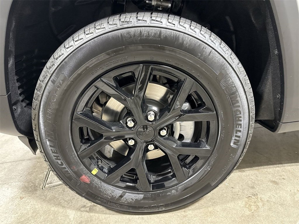 New 2025 Jeep Grand Cherokee Altitude image 24