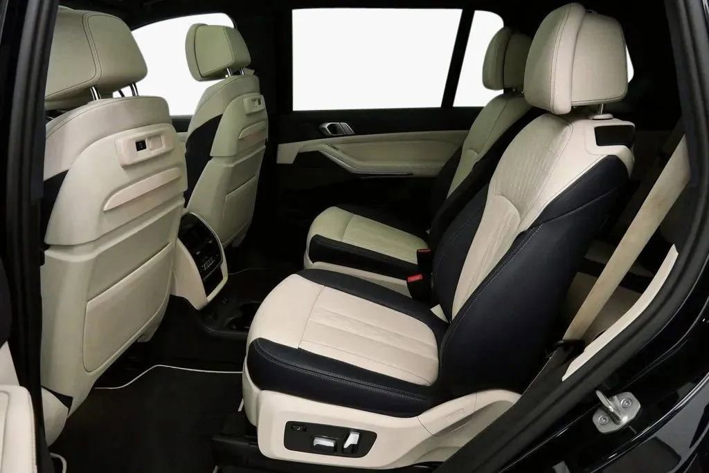 Used 2022 BMW X7 M50i image 21