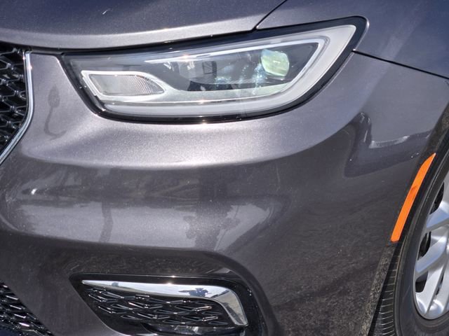 Used 2023 Chrysler Pacifica Touring-L image 8