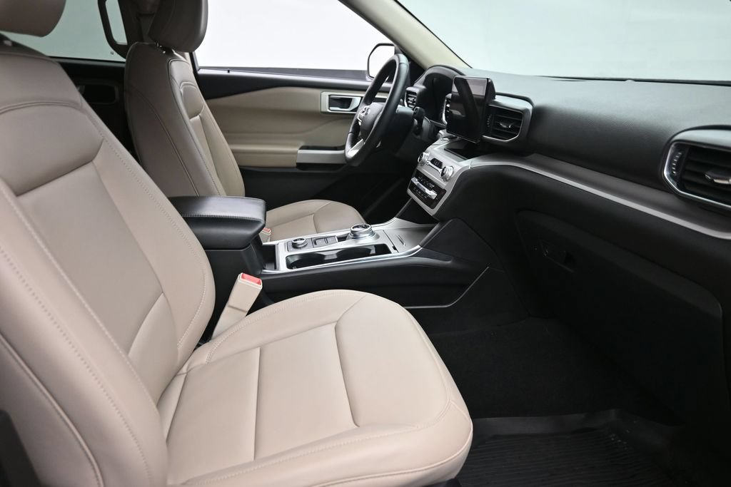 Used 2023 Ford Explorer XLT w/ Equipment Group 202A AWD/4WD image 9