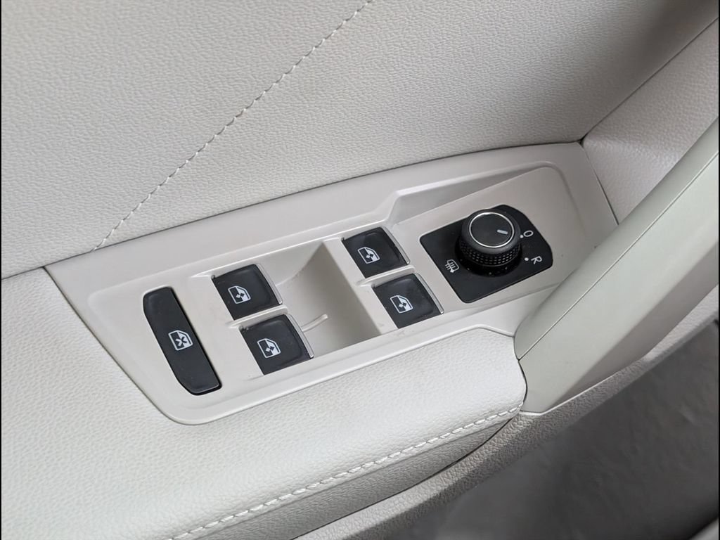 Certified 2023 Volkswagen Tiguan SE w/ Panoramic Sunroof Package FWD image 12