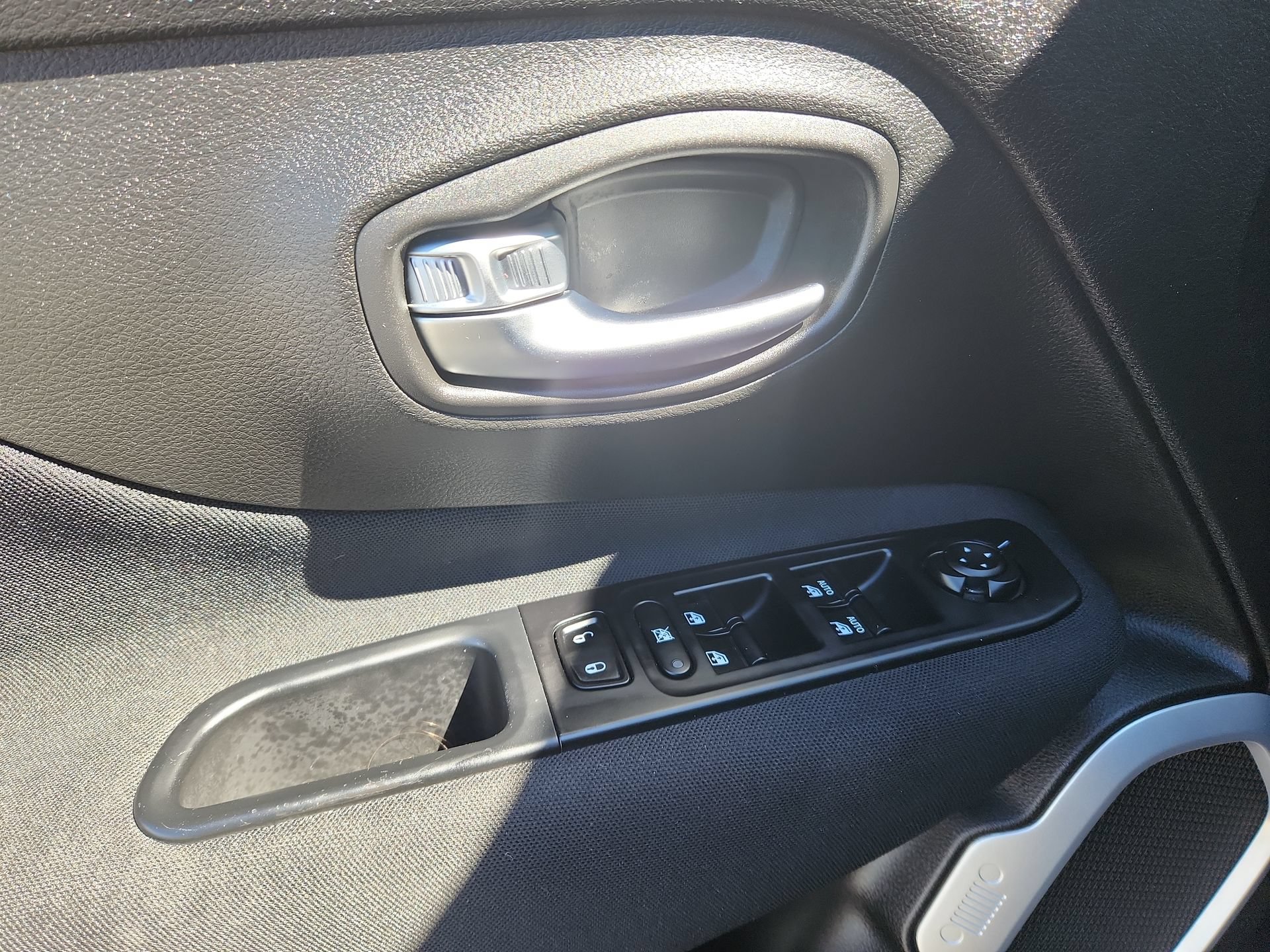 Used 2021 Jeep Renegade Latitude FWD image 15