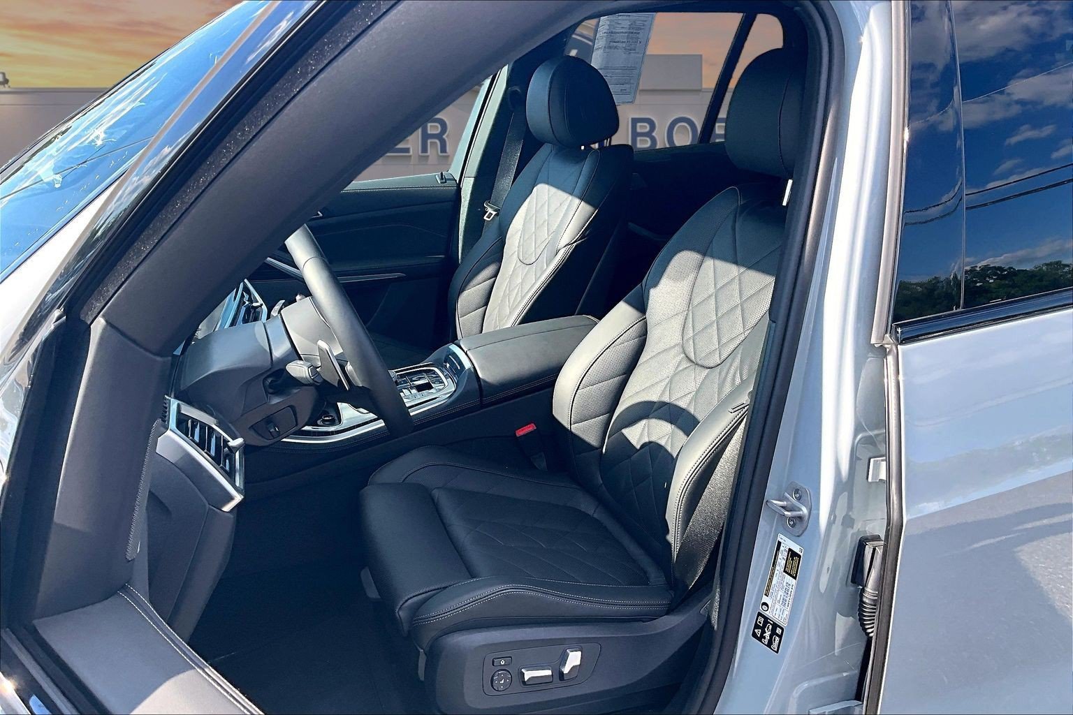 Used 2026 BMW X5 xDrive40i w/ M Sport Package AWD/4WD image 25
