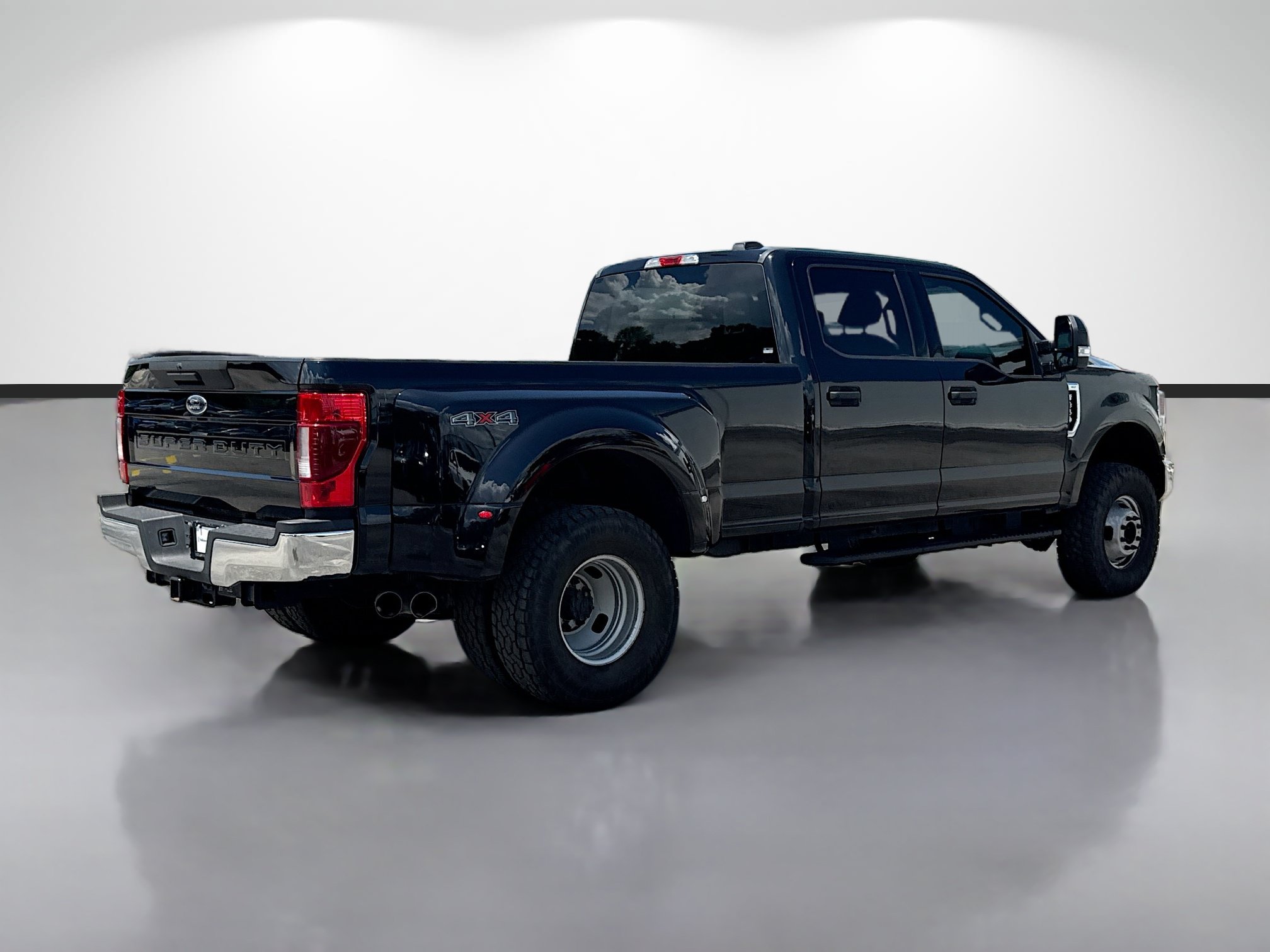 Used 2022 Ford F350 XLT AWD/4WD image 3
