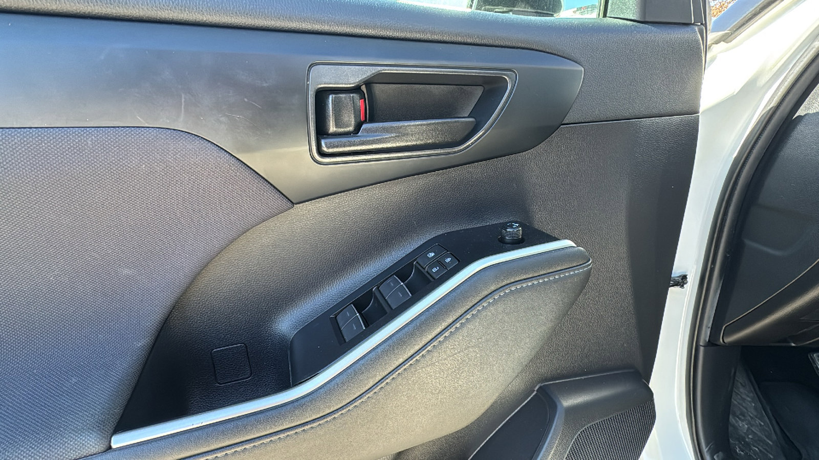 Used 2020 Toyota Highlander L image 12