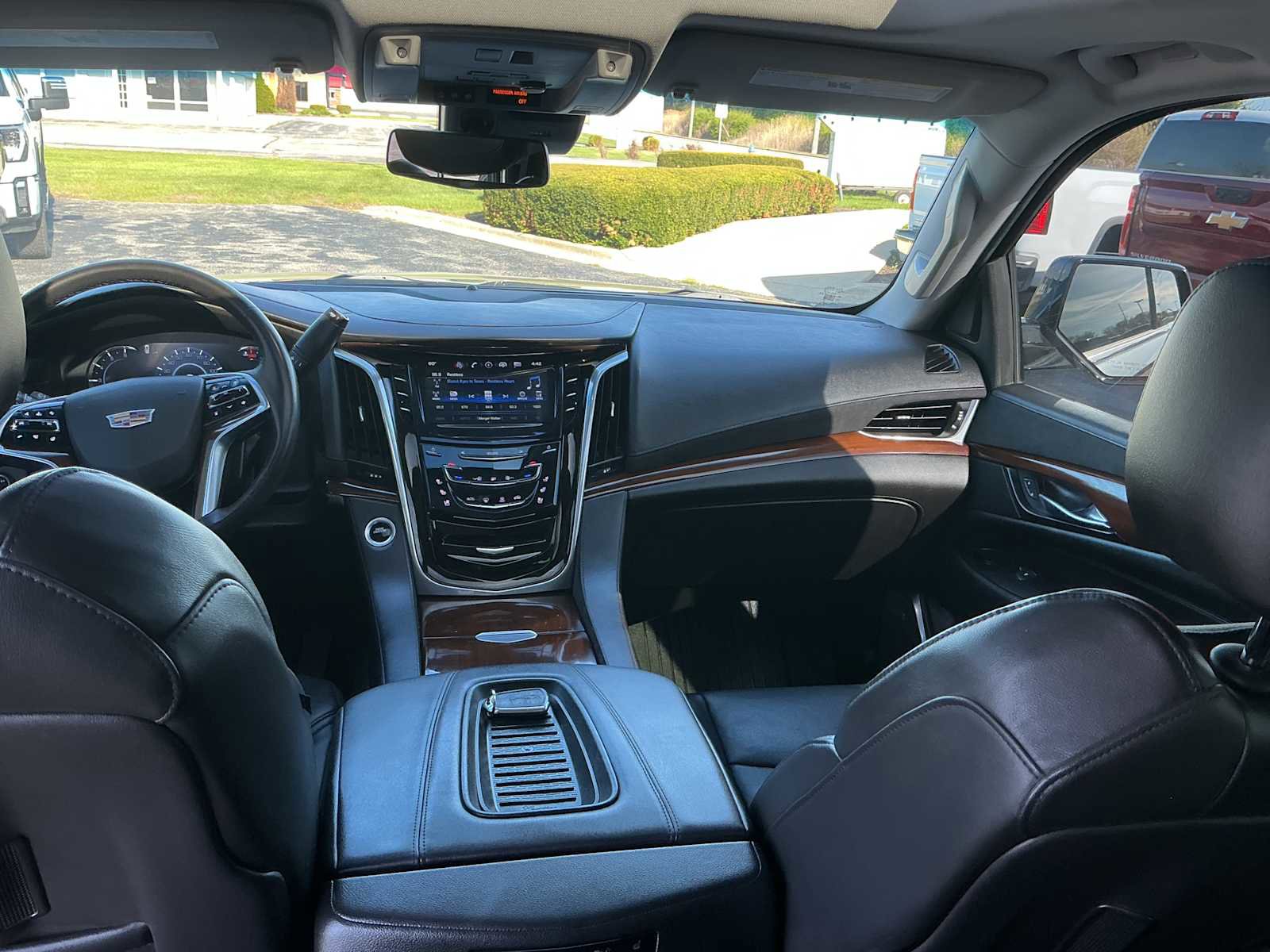 Used 2020 Cadillac Escalade Premium Luxury AWD/4WD image 7