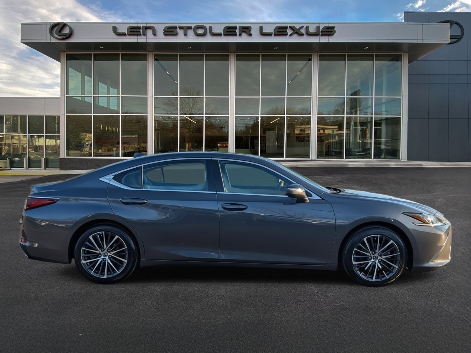 Certified 2022 Lexus ES 350 w/ Premium Package image 2