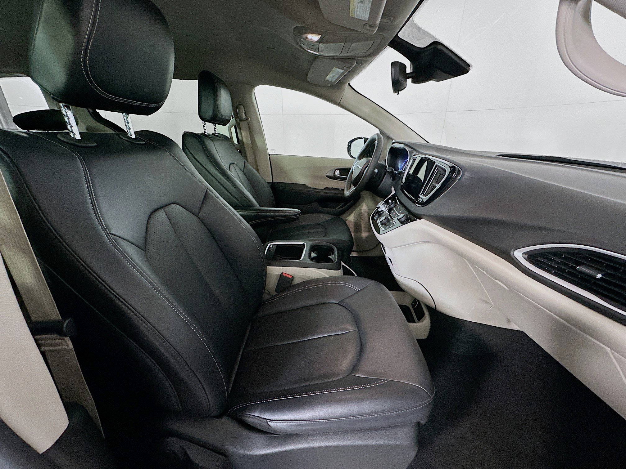 Used 2024 Chrysler Pacifica Touring-L image 32