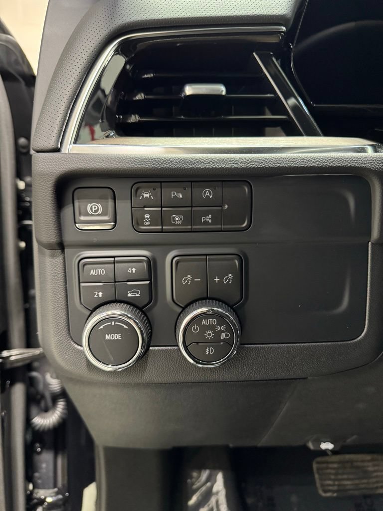 Used 2025 Chevrolet Tahoe High Country AWD/4WD image 17