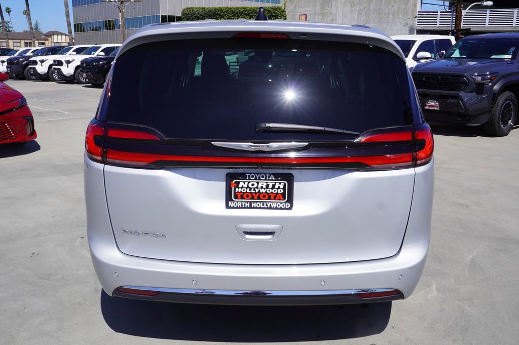 Used 2024 Chrysler Pacifica Touring-L FWD image 6