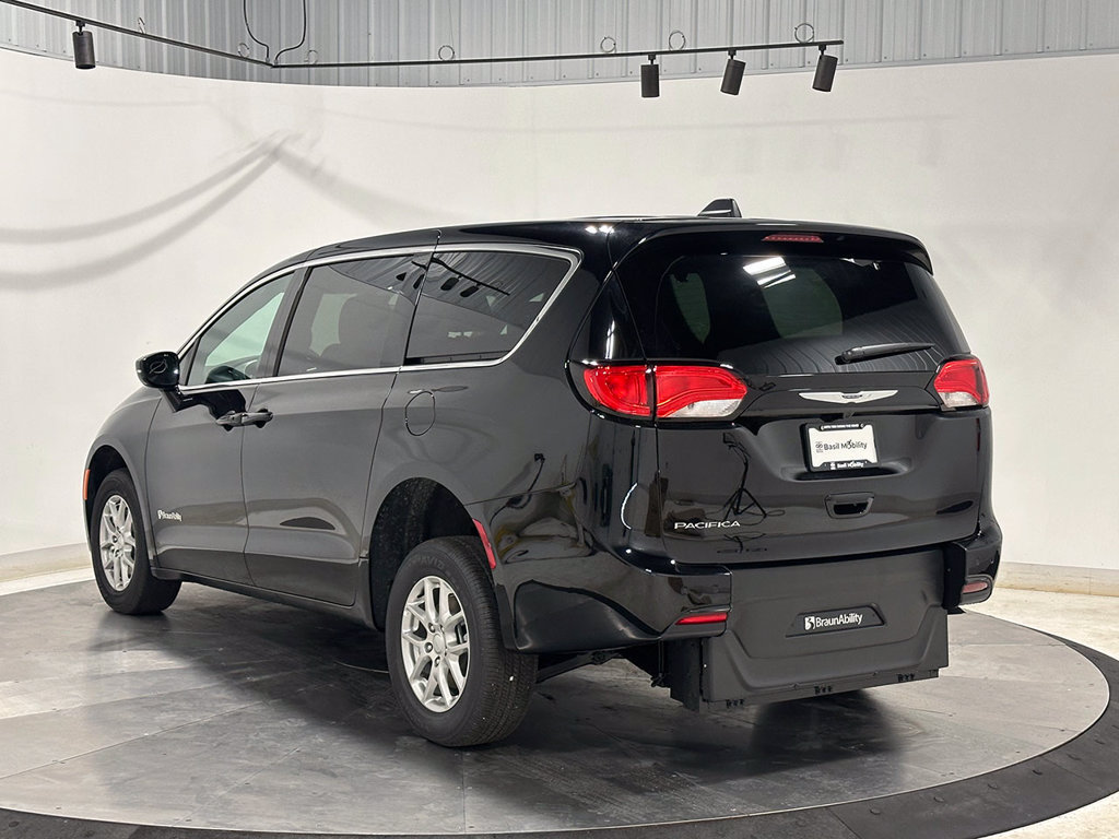 Used 2027 Chrysler Pacifica LX FWD image 13