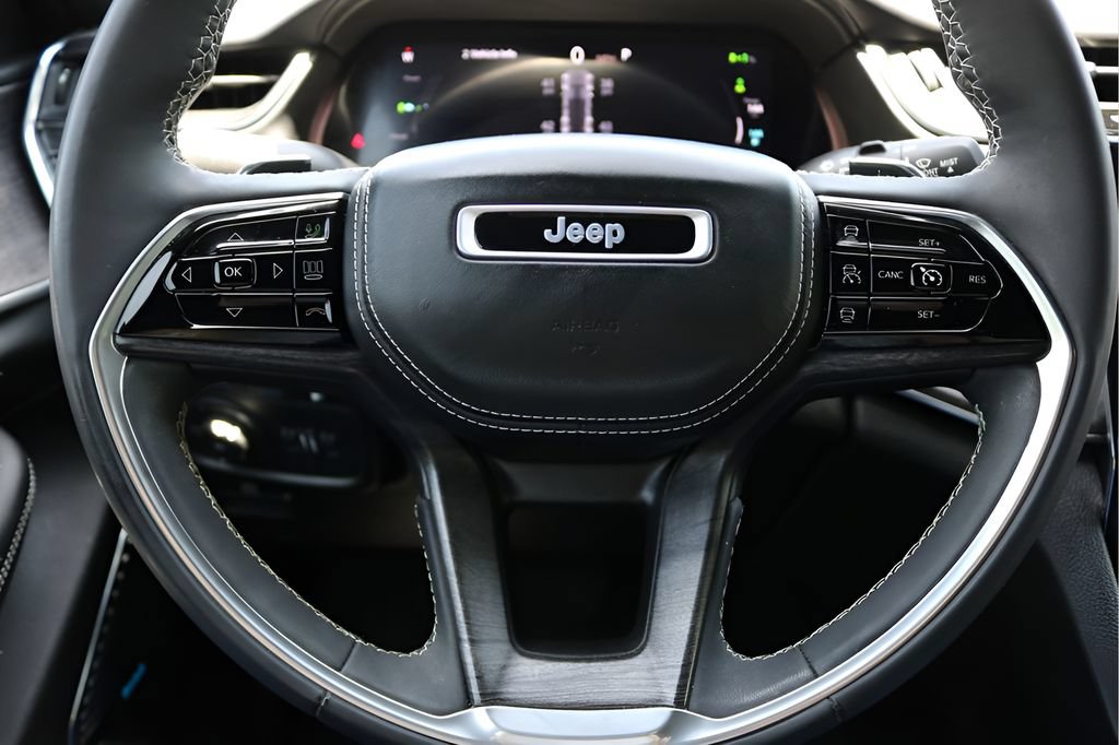 Used 2023 Jeep Grand Cherokee Overland w/ Luxury Tech Group IV AWD/4WD image 23