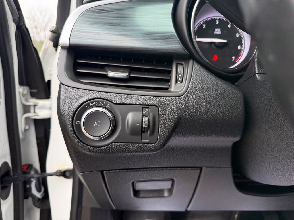 Used 2019 Buick Envision Essence FWD image 37