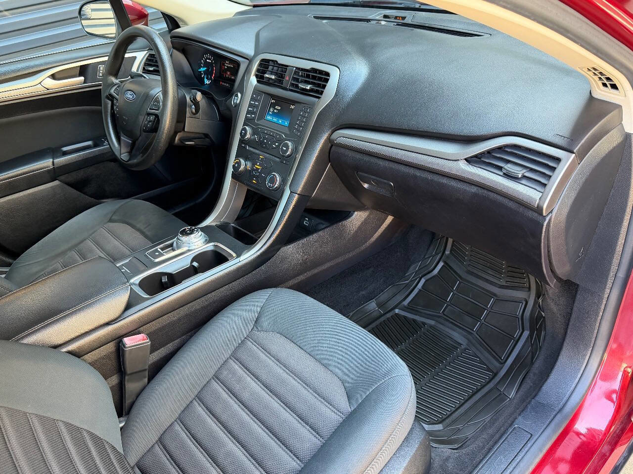 Used 2018 Ford Fusion SE FWD image 19
