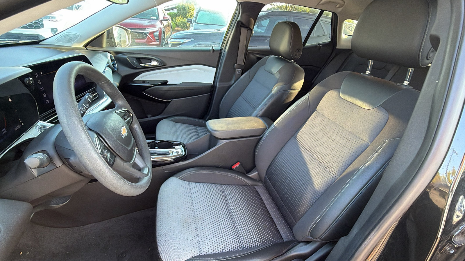 Used 2025 Chevrolet Trax LT FWD image 17