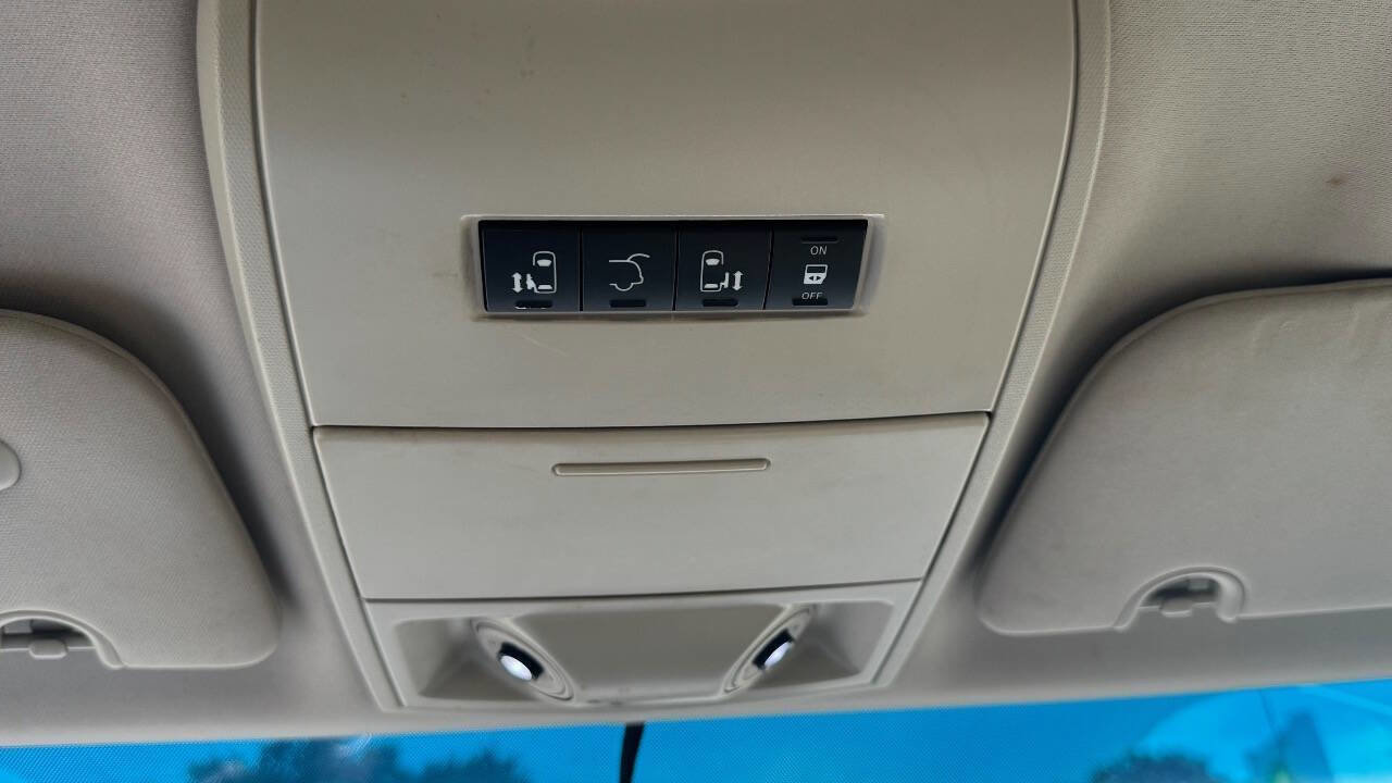 Used 2014 Chrysler Town & Country Touring FWD image 20