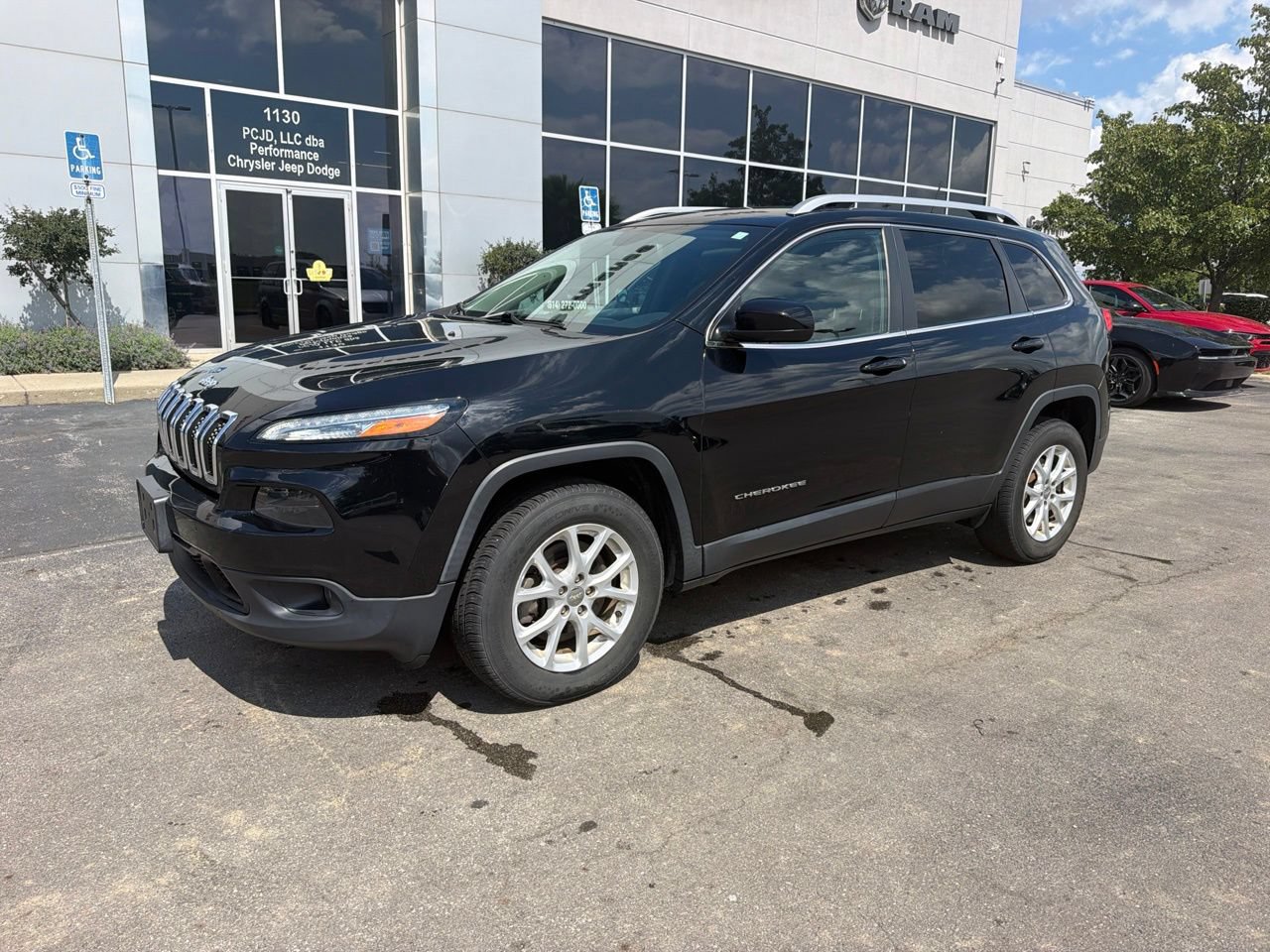 Used 2018 Jeep Cherokee Latitude Plus AWD/4WD image 4