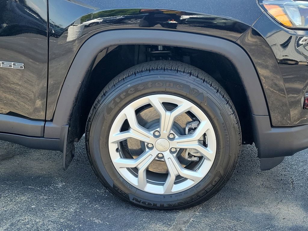 Used 2024 Jeep Compass Latitude AWD/4WD image 5