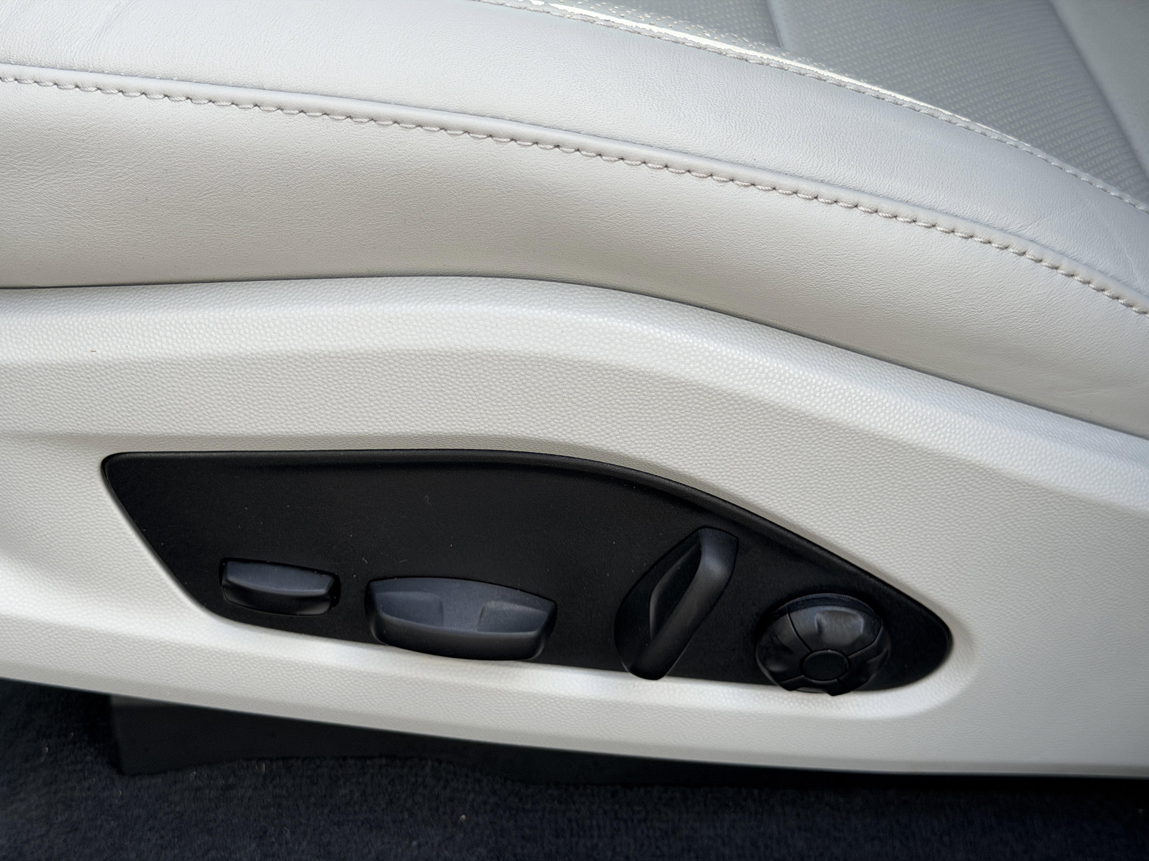 Certified 2024 Porsche Macan Turbo Electric image 25