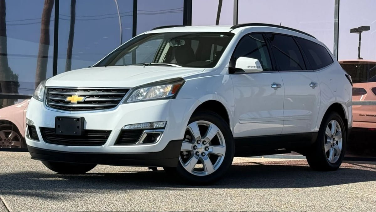 Used 2017 Chevrolet Traverse LT w/ Style and Technology Package AWD/4WD image 2