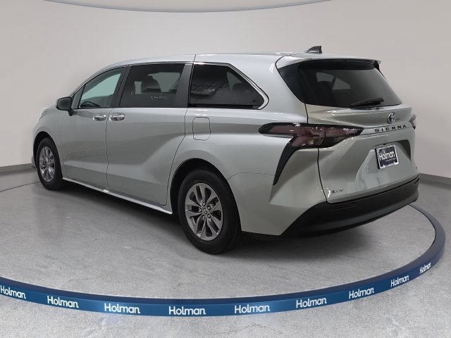 Certified 2025 Toyota Sienna XLE FWD image 7