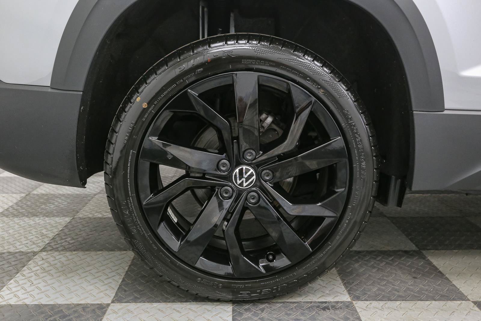 Used 2023 Volkswagen Taos SE w/ Black Wheel Package FWD image 15