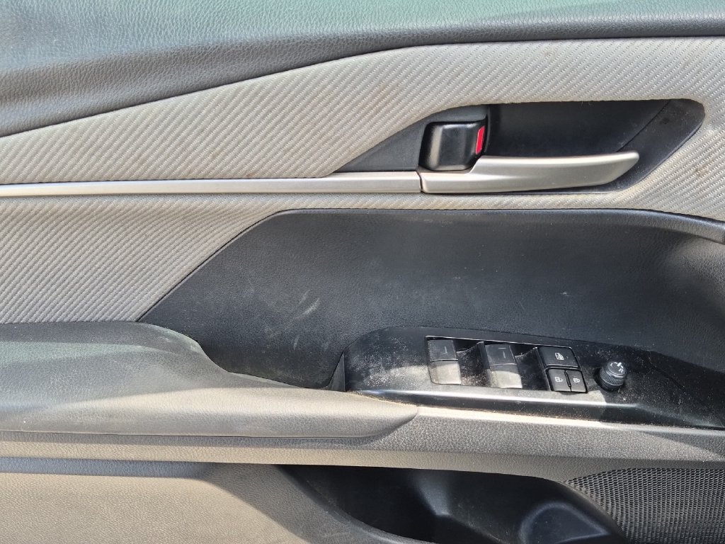 Used 2025 Toyota Camry SE FWD image 11