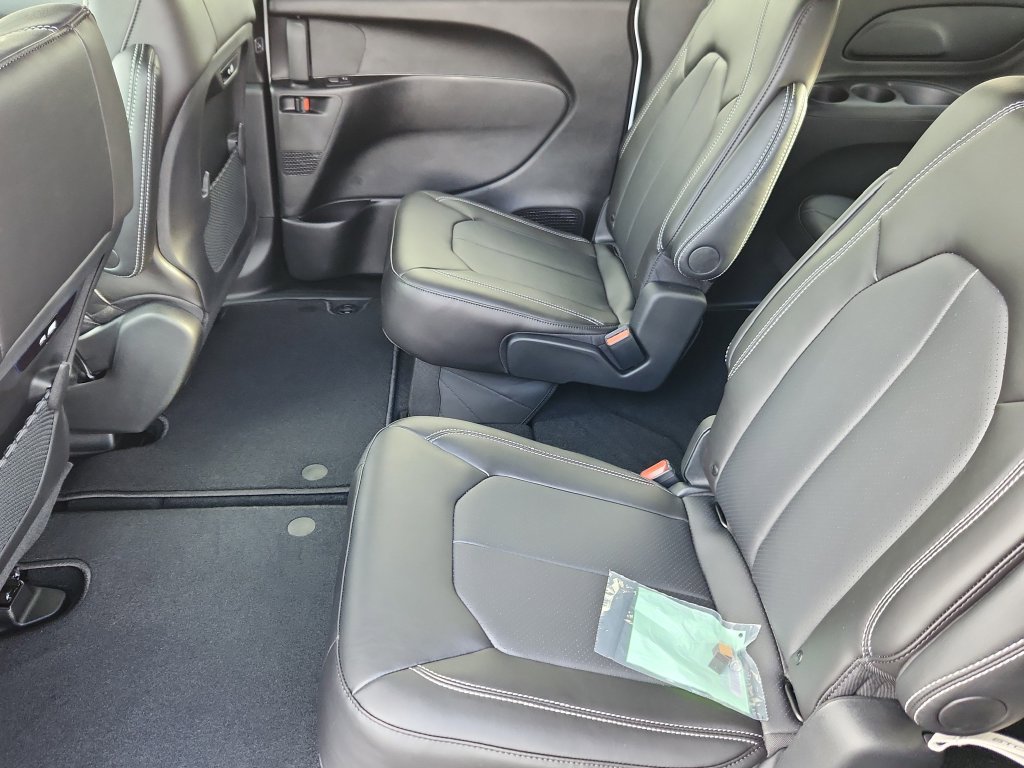 New 2026 Chrysler Pacifica Select w/ S Appearance Package AWD/4WD image 31