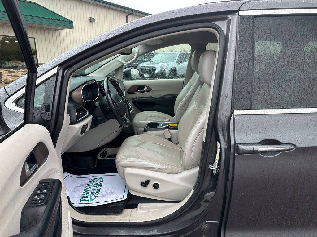 Used 2018 Chrysler Pacifica Touring-L Plus FWD image 10