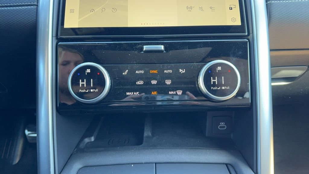 Used 2024 Land Rover Discovery Dynamic SE image 17