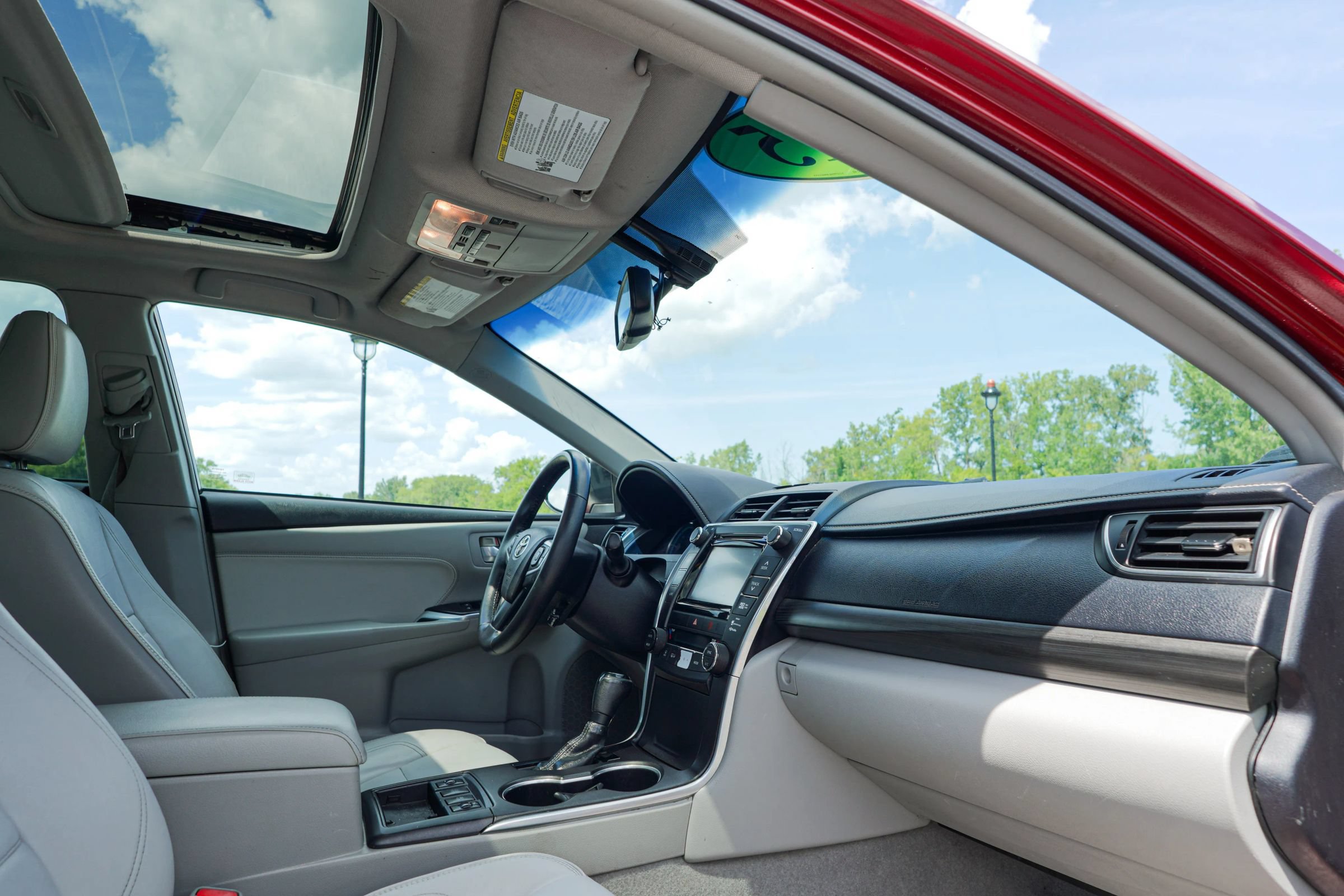 Used 2015 Toyota Camry XLE w/ Moonroof Package FWD image 18
