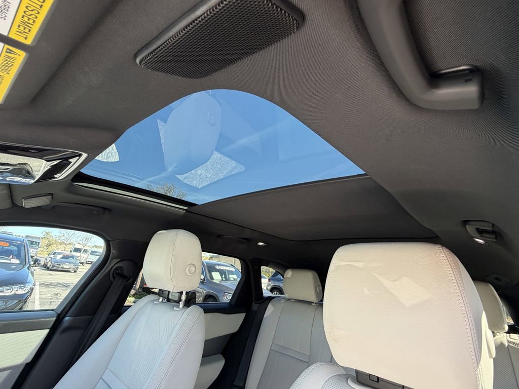 Used 2022 Land Rover Range Rover Velar R-Dynamic S image 21