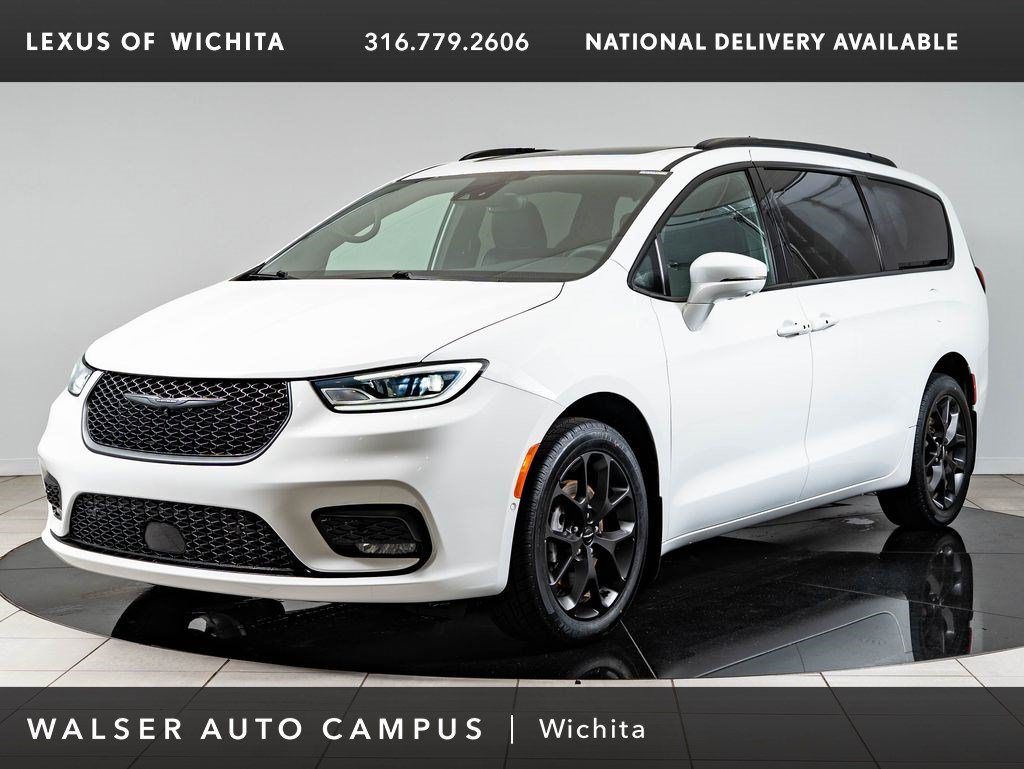 Used 2022 Chrysler Pacifica Limited w/ Uconnect Theater Family Group