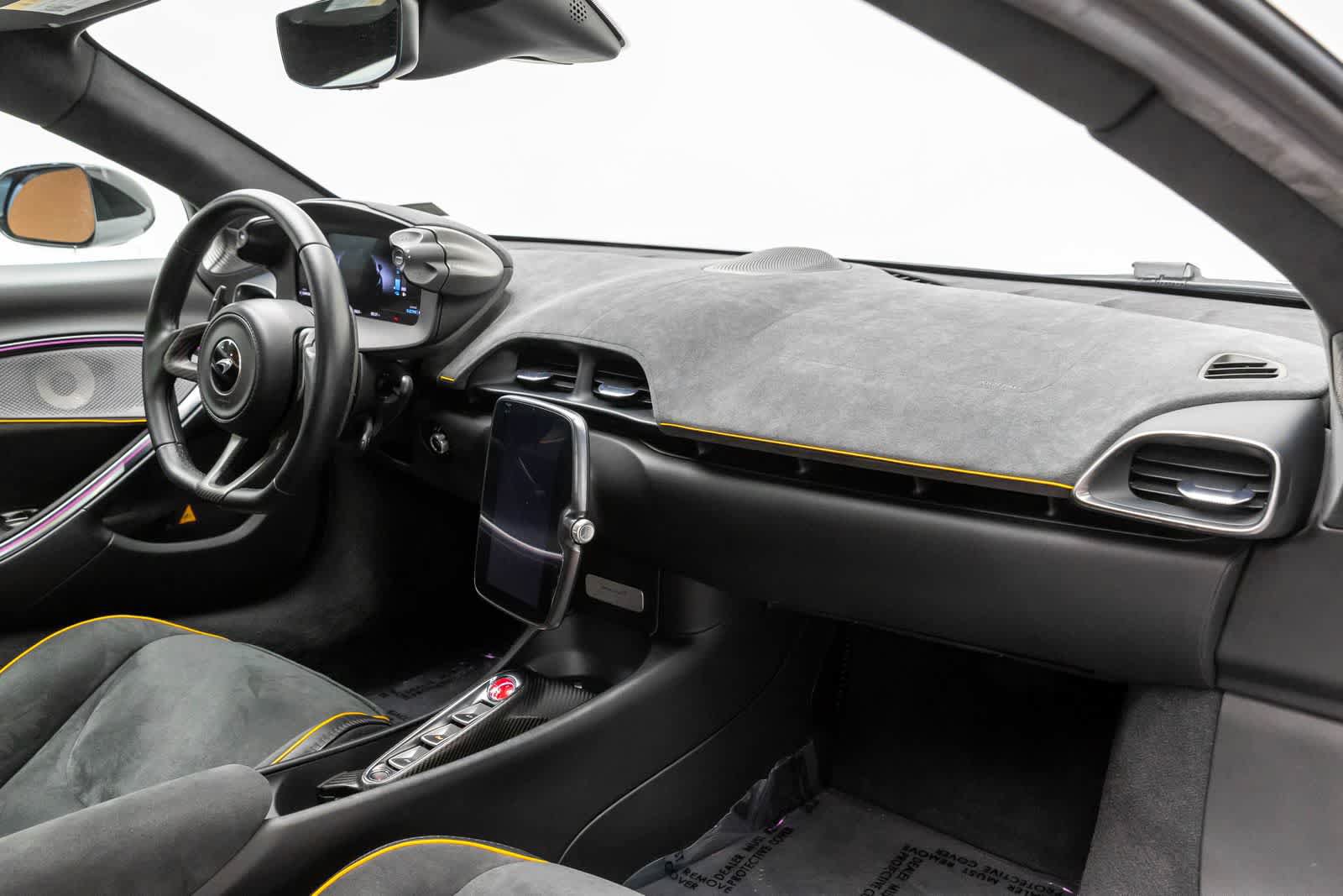 Used 2023 McLaren Artura RWD image 31