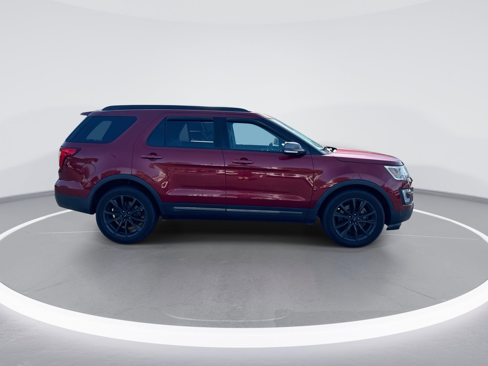 Used 2017 Ford Explorer XLT w/ Equipment Group 202A FWD image 10