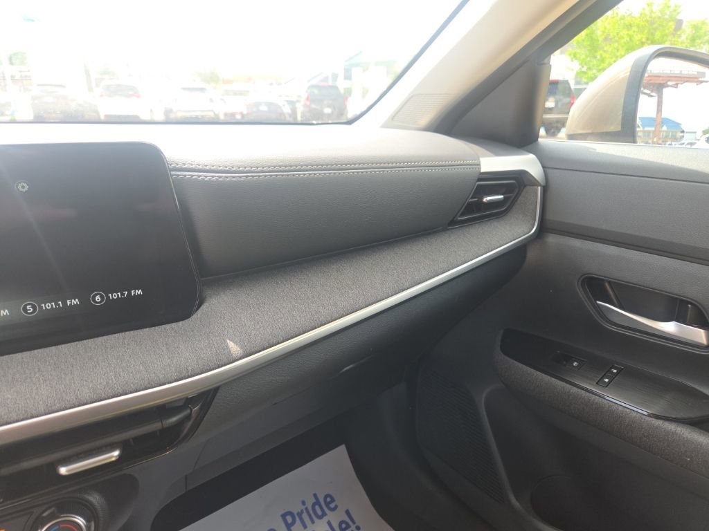 Used 2025 Nissan Kicks SV AWD/4WD image 15