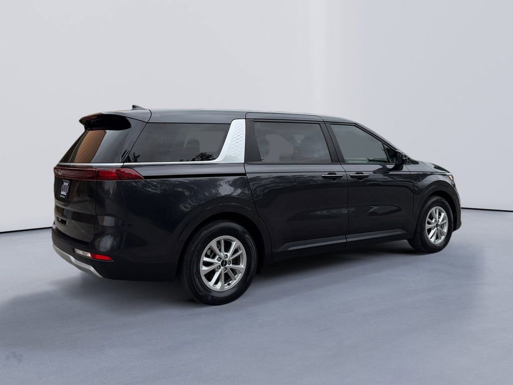 Used 2023 Kia Carnival LX FWD image 3
