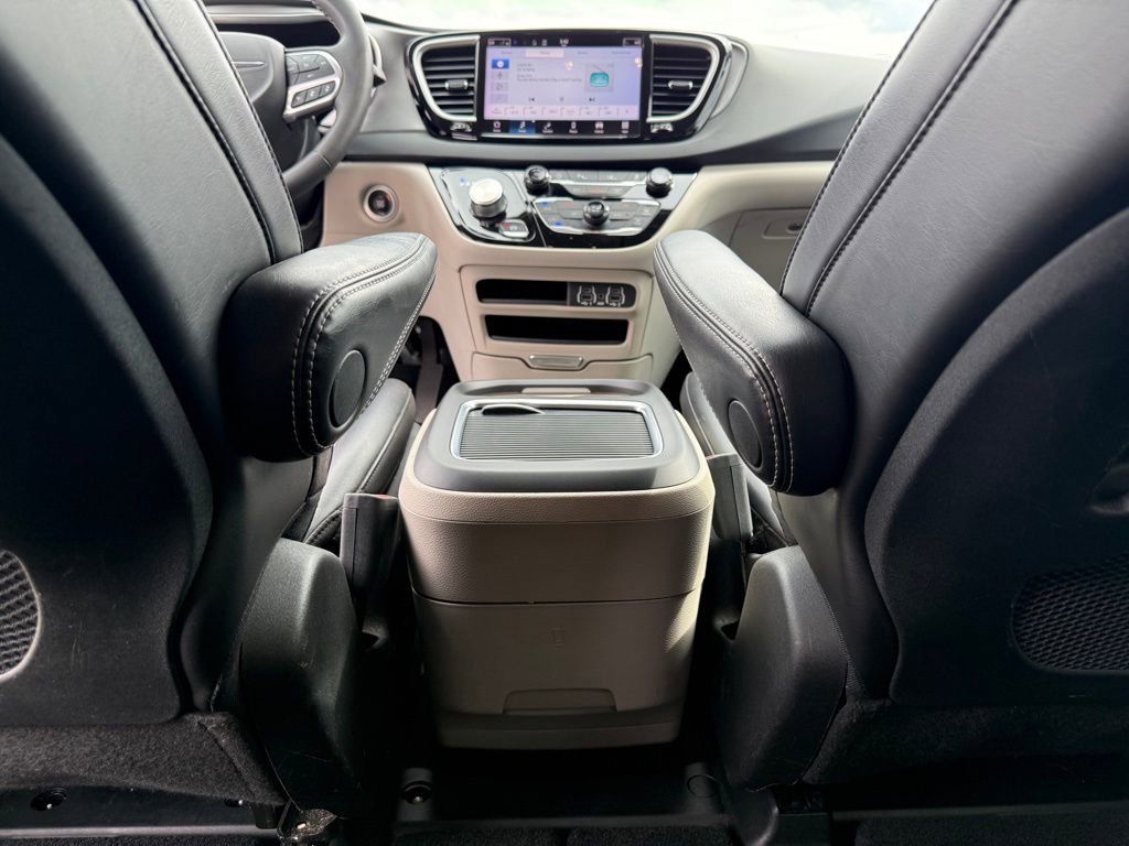 Used 2023 Chrysler Pacifica Touring-L FWD image 16