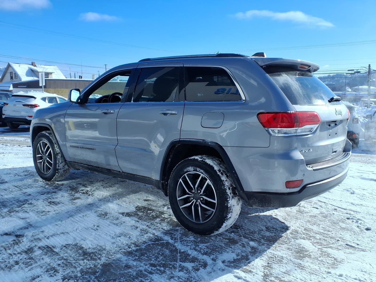 Used 2019 Jeep Grand Cherokee Laredo w/ Laredo X Package AWD/4WD image 4