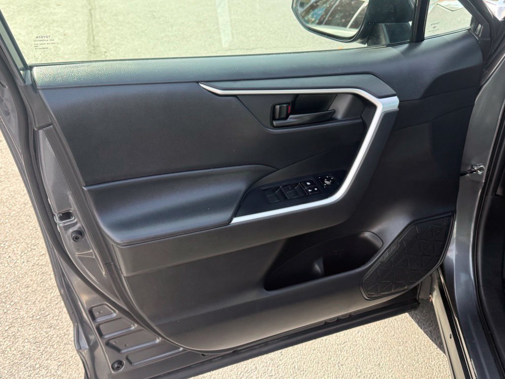 Used 2022 Toyota RAV4 LE AWD/4WD image 13