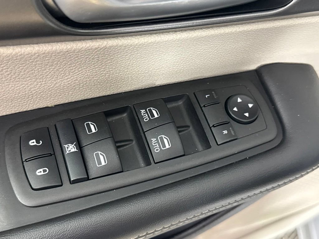 Certified 2024 Chrysler Pacifica Touring-L FWD image 35