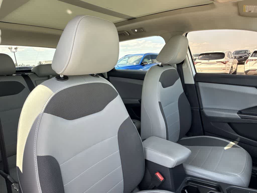 Used 2022 Volkswagen Taos SE w/ Panoramic Sunroof Package FWD image 27