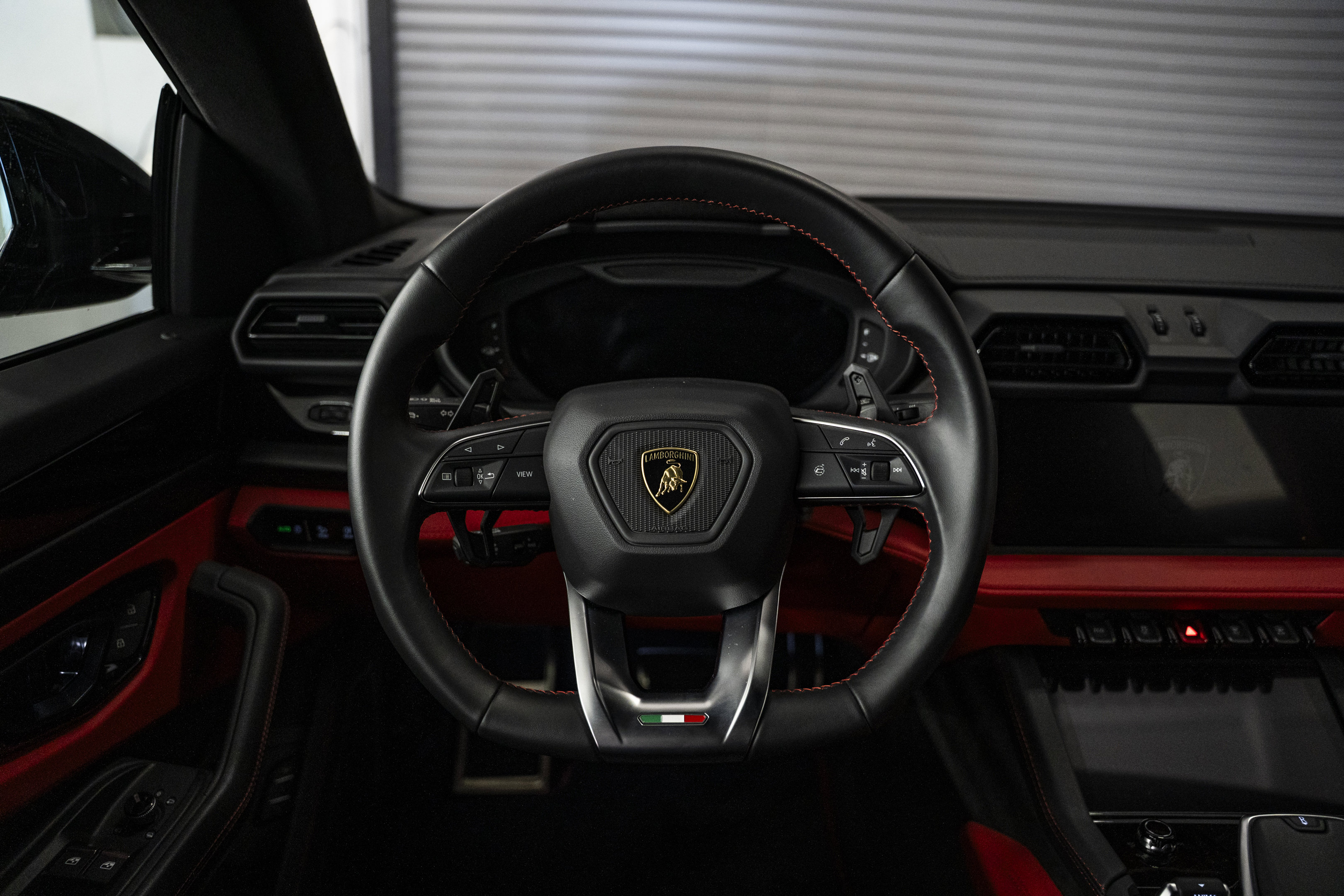 Used 2025 Lamborghini Urus SE AWD/4WD image 38