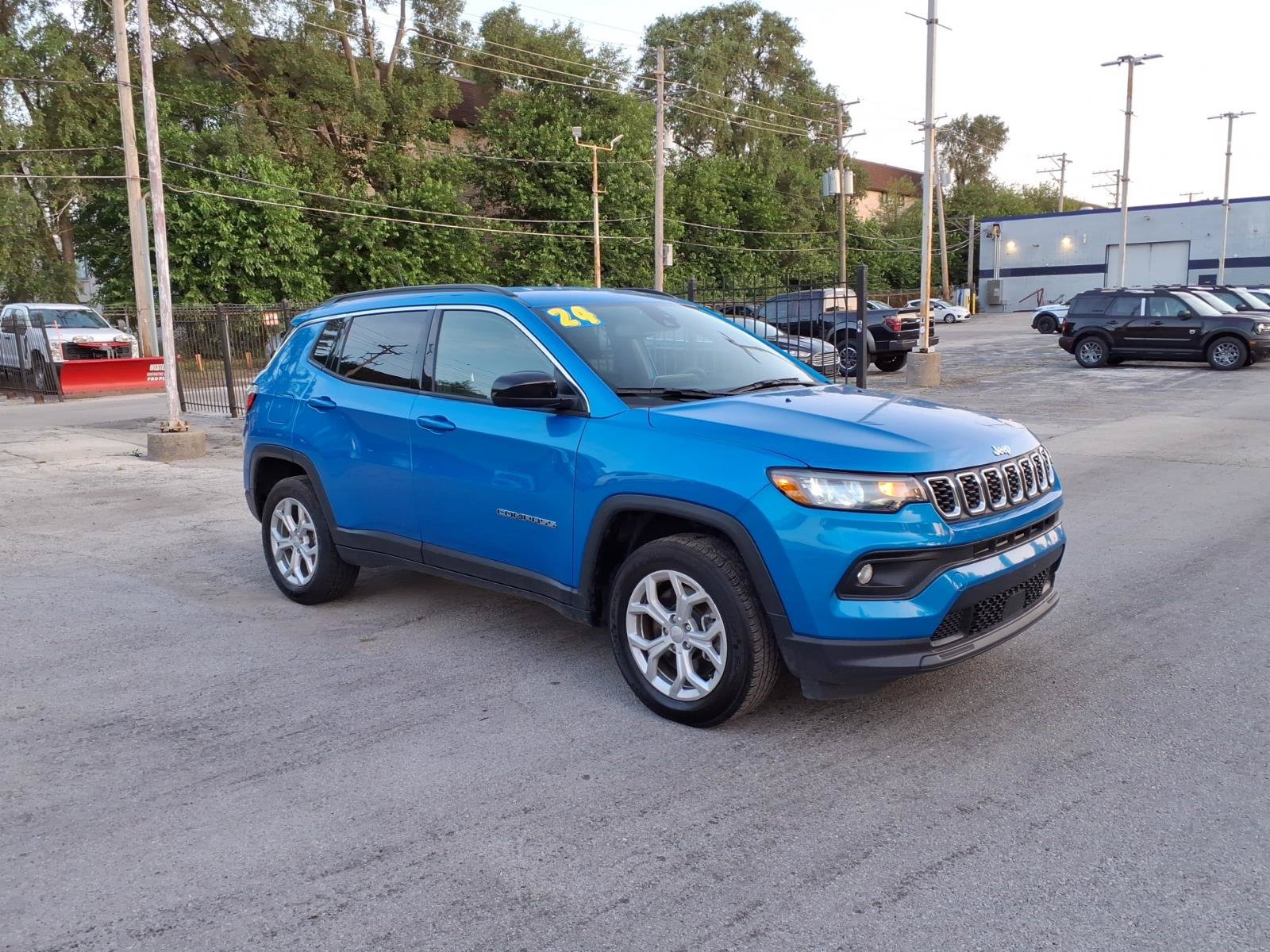Used 2024 Jeep Compass Latitude AWD/4WD image 1